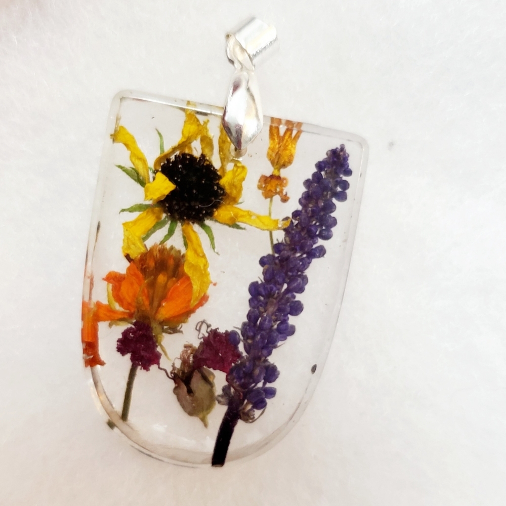 Necklace Real Flowers in Resin Pendant with chain